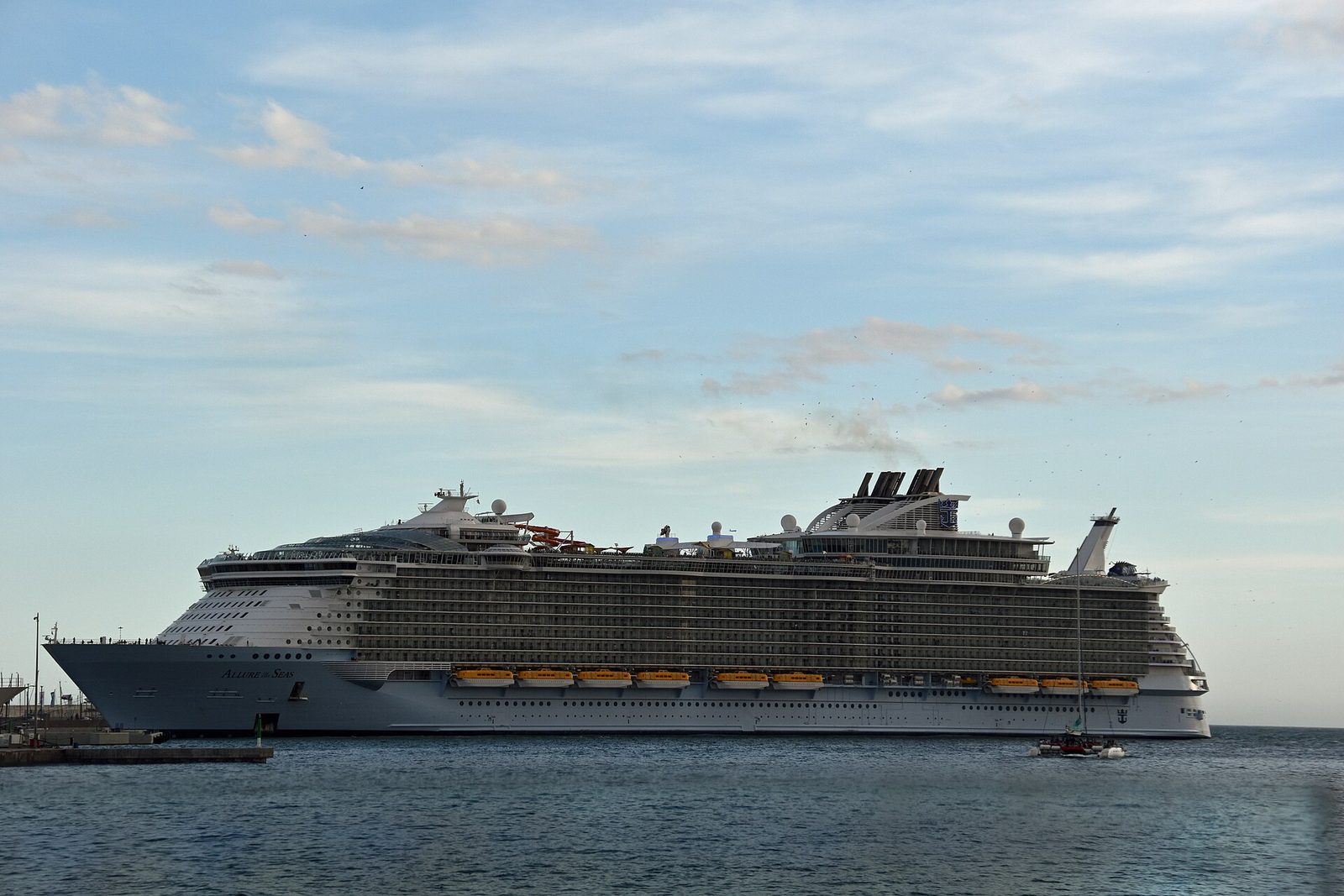 Круизный лайнер Allure of the Seas у причала