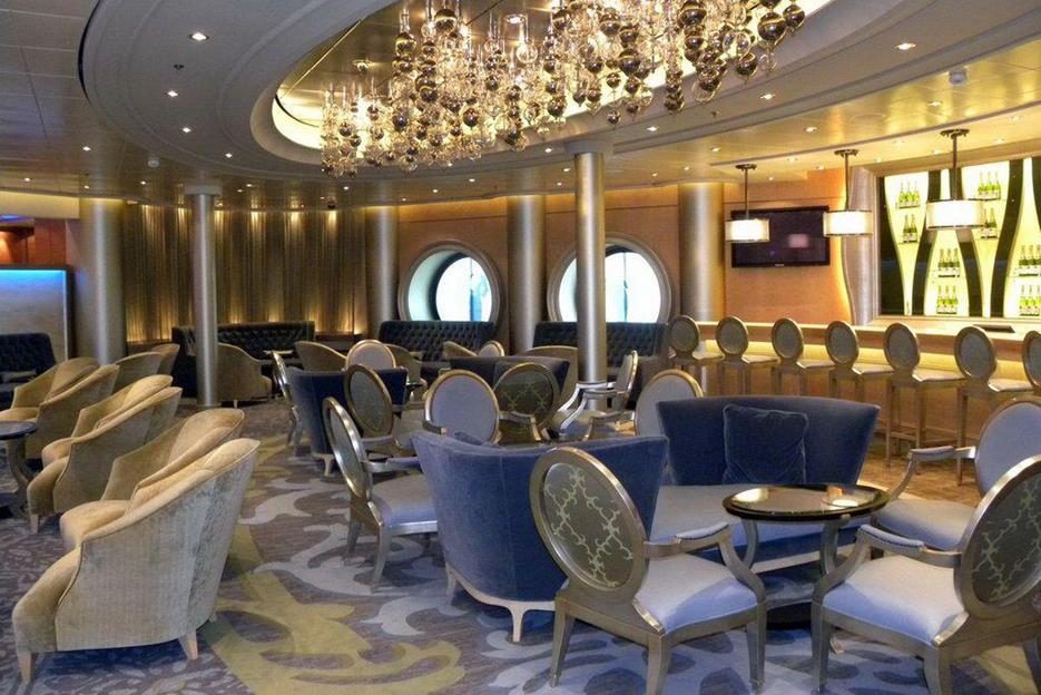 Бар на Royal Promenade на Allure of the Seas
