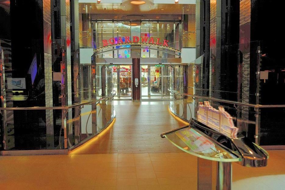 Бульвар Boardwalk на Allure of the Seas