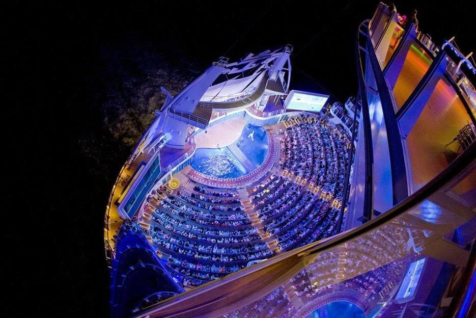 Акватеатр под открытым небом на Allure of the Seas