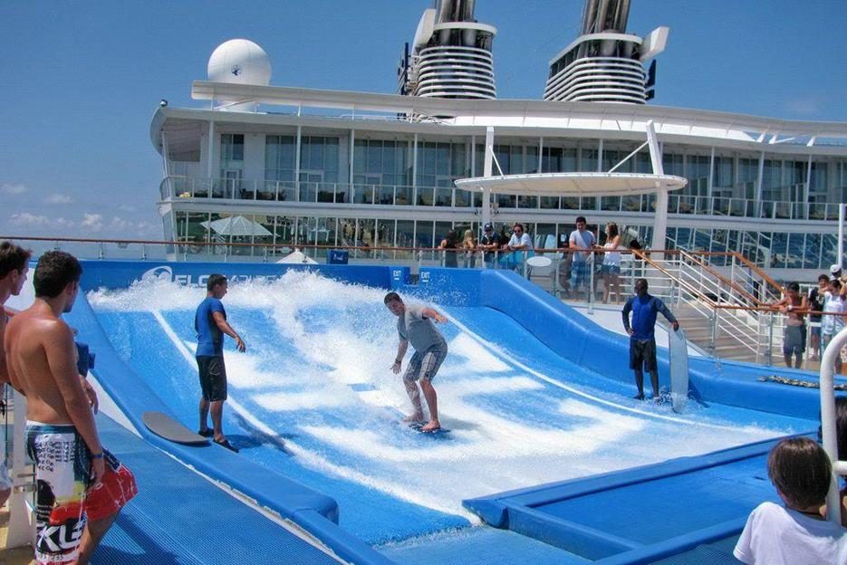 Симулятор сёрфинга FlowRider на Allure of the Seas