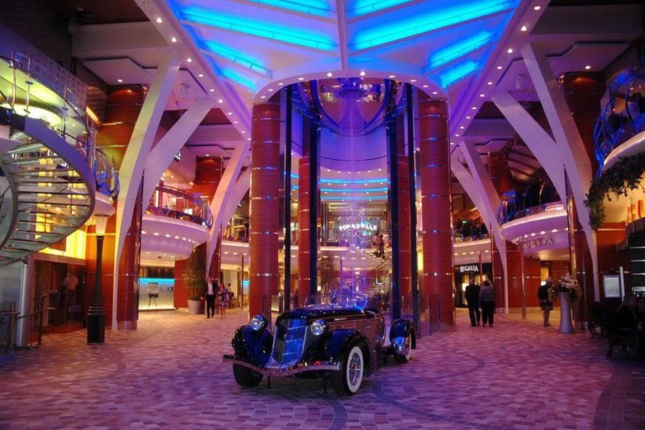 Royal Promenade на Allure of the Seas
